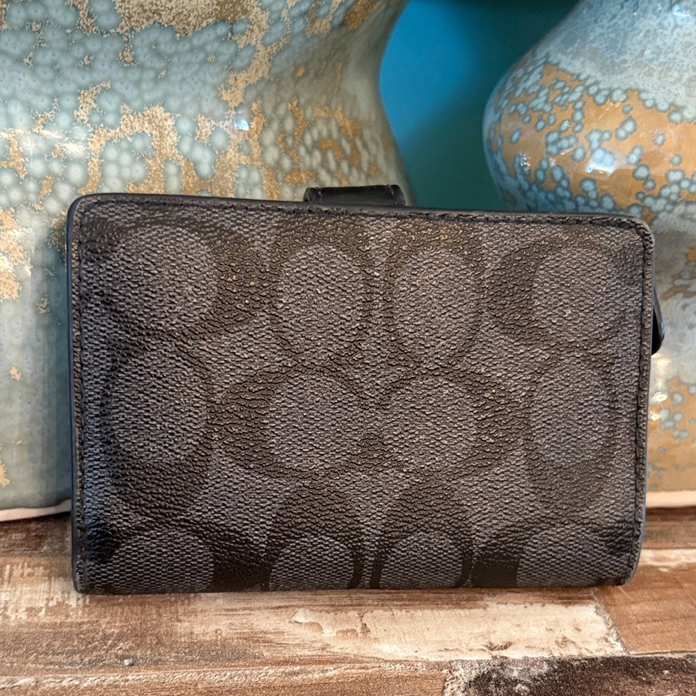 Coach Black Signature Bi-Fold Wallet with Silver Logo beautiful condition - Picture 3 of 6